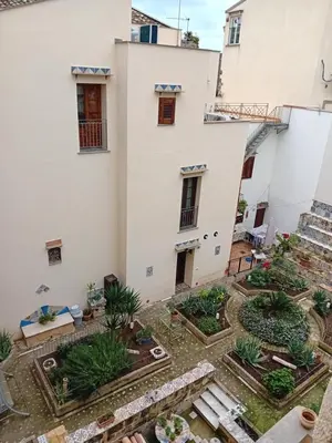 anterior view of a building with a garden at Vernagallo's House 2 in Palermo