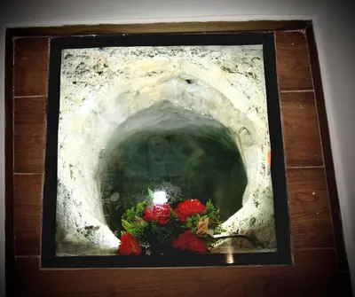 a picture of a tunnel with flowers in a frame at Il carrettiere in Termini Imerese
