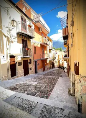an empty street in an alley with buildings at Il carrettiere in Termini Imerese