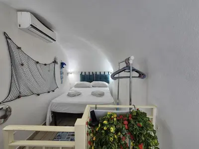 a small room with a bed and a plant at Ad 1 passo dal mare Mondello in Palermo