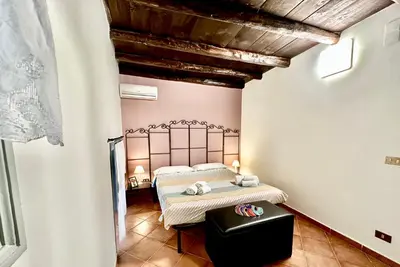 a bedroom with a bed in a room at Casetta Nenè - Palermo Centrocittà - Intero Appartamento in Palermo