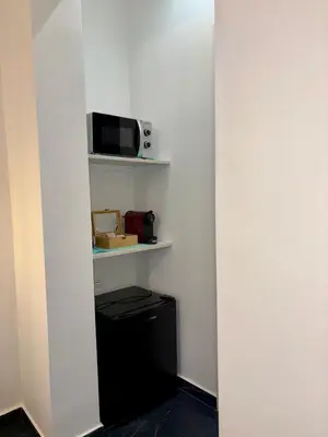 a room with a microwave and a small refrigerator at Renda36 in Carini