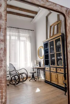 a mirror in a room with a dresser and a table at Casa Palermo in Palermo