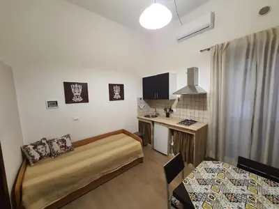 a small room with a bed and a kitchen at Casa Vacanza Isola di Eufemio in Capaci