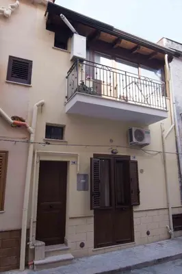 an apartment building with a balcony and a door at Casa Vacanza Isola di Eufemio in Capaci