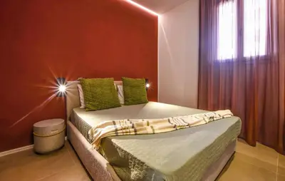 a bedroom with two twin beds and a window at Stunning Apartment In Trappeto With Wifi in Trappeto