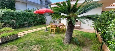 a table and a palm tree in a yard at Giunone Garden in Palermo