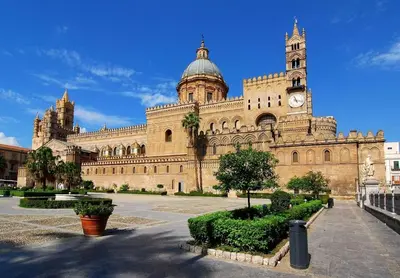 a large building with a clock tower on top of it at Suitt Drims 6 in Palermo