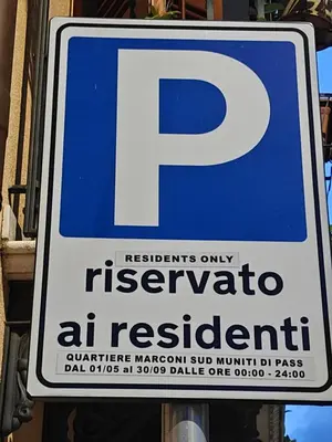 a sign for a parking sign for a restaurant at B&B La Torre in Castellammare del Golfo