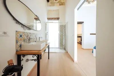 a bathroom with a sink and a mirror at Casa Ru Vecchio Re in Palermo