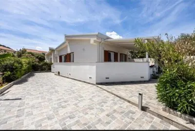 a large white house with a large driveway at la villetta sul mare in Palermo