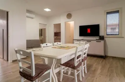 a kitchen and dining room with a table and chairs at Villa a due passi dal mare in Mandra Capreria