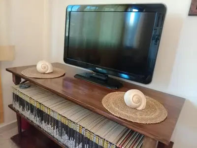 two straw hats are sitting on a tv stand at Sea View Holiday in Altavilla Milicia
