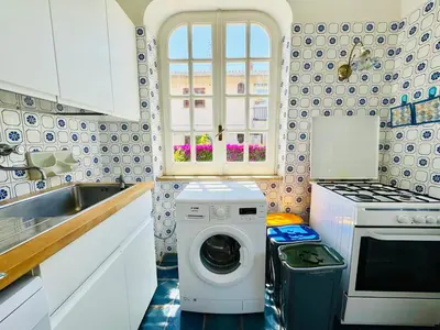a hallway with a door leading to a kitchen at Villa Crilulù al Mare in Palermo