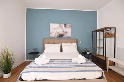 a bedroom with a large bed with two towels at iFlat Papi living in Palermo