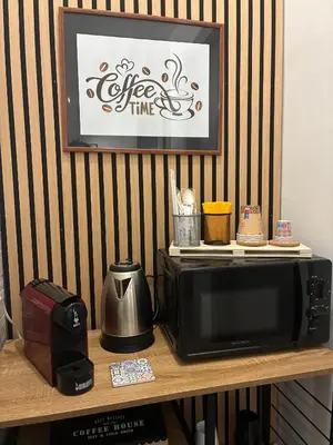 a microwave sitting on top of a table at Mamma Chica Alloggio Turistico a Palermo in Palermo