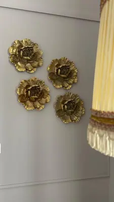 a group of gold flowers on a wall at Giardino Segreto - Affitta Camere in Castellammare del Golfo