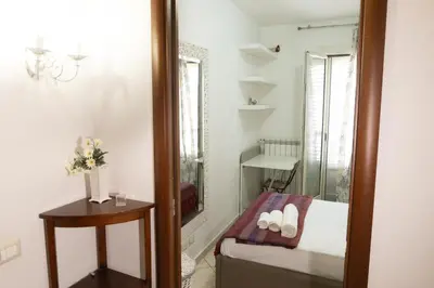 a small room with a mirror and a bed at Appartamento centrale 2 camere a Termini Imerese - Marconi House in Termini Imerese