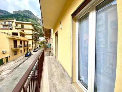a bathroom with a washing machine and a toilet at Appart Perla, posizione strategica in Castellammare del Golfo
