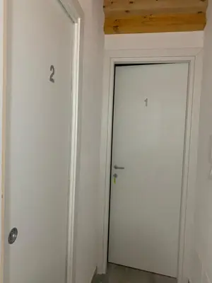 a room with three stairs in a room at U muragliuni 2 in Lascari