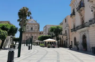 an empty street in a city with a building at Appartamento Dante 2 in Alcamo