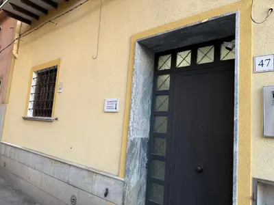 a black door on the side of a building at La casa di Tiche in Palermo