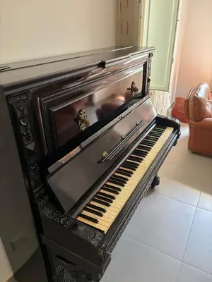 an old piano sitting in a living room at Villa Grasta, Nuova Esclusiva con Piscina in Capaci