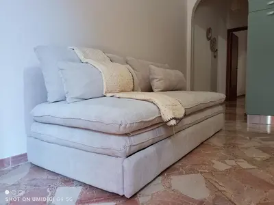 a couch sitting in a living room at Il Gelsomino in Bagheria