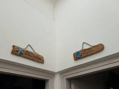 two pieces of wood sitting on top of a fireplace at La casa di Tiziana in Castellammare del Golfo