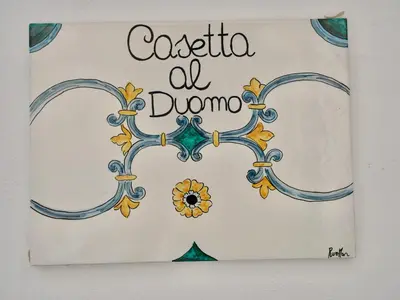 a sign with the words casita del dorne on it at Casetta al Duomo in Monreale