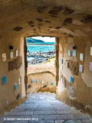a room with a bunk bed and a patterned floor at Disíu Apartment con jacuzzi in pieno centro in Castellammare del Golfo