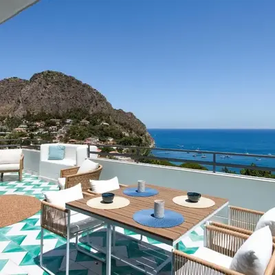 Sea Frame Design Apartments with Pool by Wonderful Italy