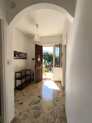 a hallway with an archway in a house at Azzurra Apartment Mondello - Casa Vacanza a due passi dal Mare in Palermo
