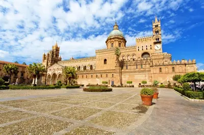 a large building with a clock tower on top of it at Trasi E Niesci Flat in Palermo