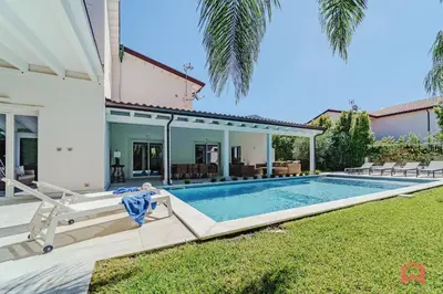 an image of a villa with a swimming pool at Esclusiva Villa con Piscina Privata a Mondello in Palermo