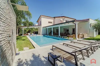 a backyard with a swimming pool and a house at Esclusiva Villa con Piscina Privata a Mondello in Palermo