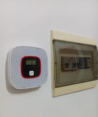 a digital alarm clock next to a microwave at Sicilia Bedda Casa Vacanze in Lascari