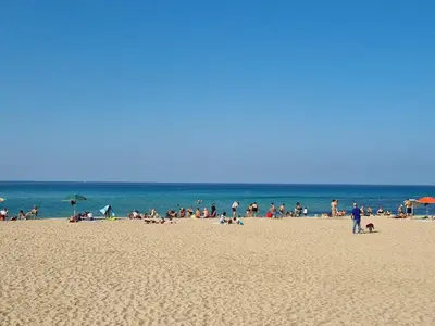 a group of people on a beach with the ocean at A casa dei nonni in Terrasini
