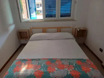 a bed in a small room with a window at Villa sul mare in Isola delle Femmine