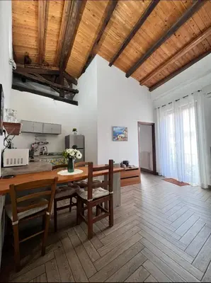 a kitchen and dining room with a table and chairs at Kasa Kaletta Rooms in Palermo