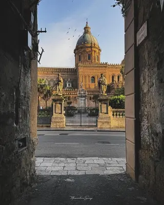 a building with a gate in front of it at SottoCapo House in Palermo