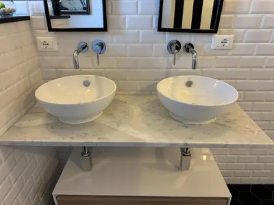 two white sinks on a counter in a bathroom at Casa Parlatore in Palermo