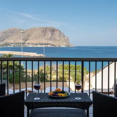 CasaMare Addaura - Your Romantic Seafront Hideaway