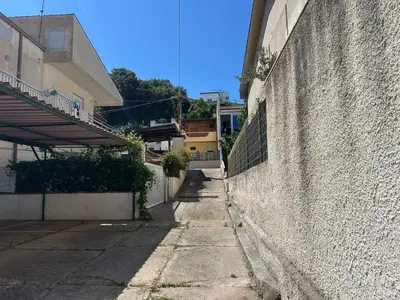 an alley with a wall next to a building at Villa Per Sole Mare e Relax, 200 mt dalla spiaggia in Alcamo