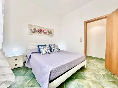 a bedroom with a bed and a window at Villa Per Sole Mare e Relax, 200 mt dalla spiaggia in Alcamo