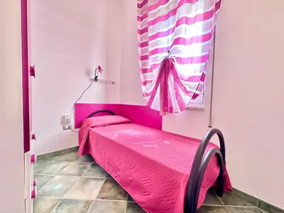 a small room with a green bed and a window at Villa Per Sole Mare e Relax, 200 mt dalla spiaggia in Alcamo