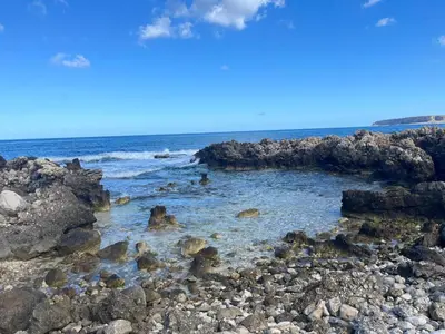 a rocky beach with rocks and the ocean at Casa Bambù in Macari