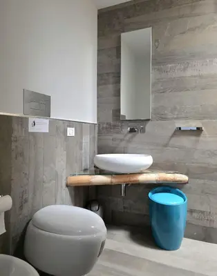 a bathroom with a white toilet and a sink at Casa Bambù in Macari