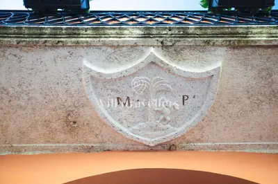 a shield sign on the side of a building at Elegante palazzo storico con splendida vista mare in Castellammare del Golfo
