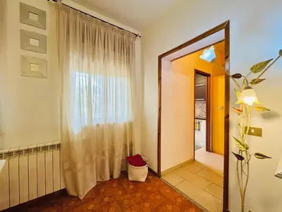 a room with a doorway with a curtain and a window at O Firrìu in Carini